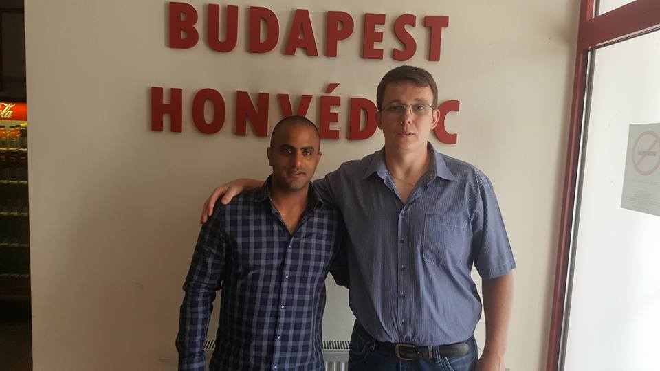 אופיר לוזון עם זולטן סזאפקו, דירקטור מחלקת הנוער של הונבד ההונגרית