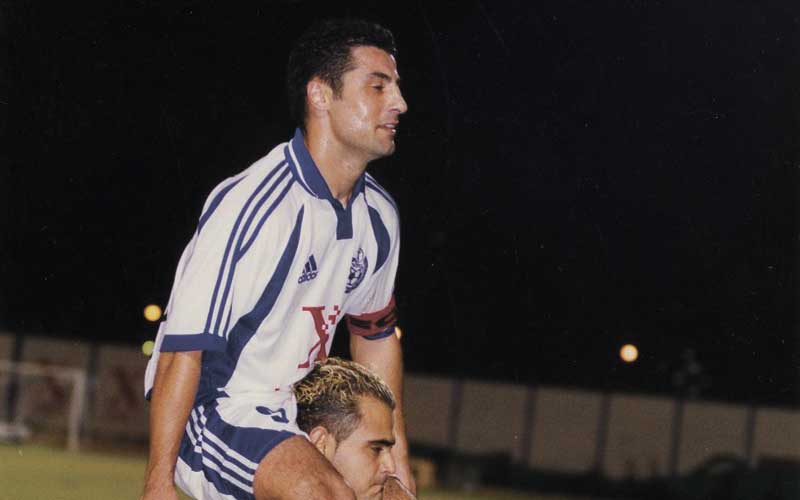 מוטי קקון (על-הכתפיים). צילום זאב שטרן