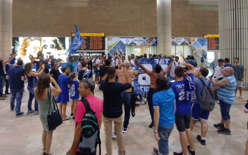 אוהדי הפועל והשחקנים בשדה