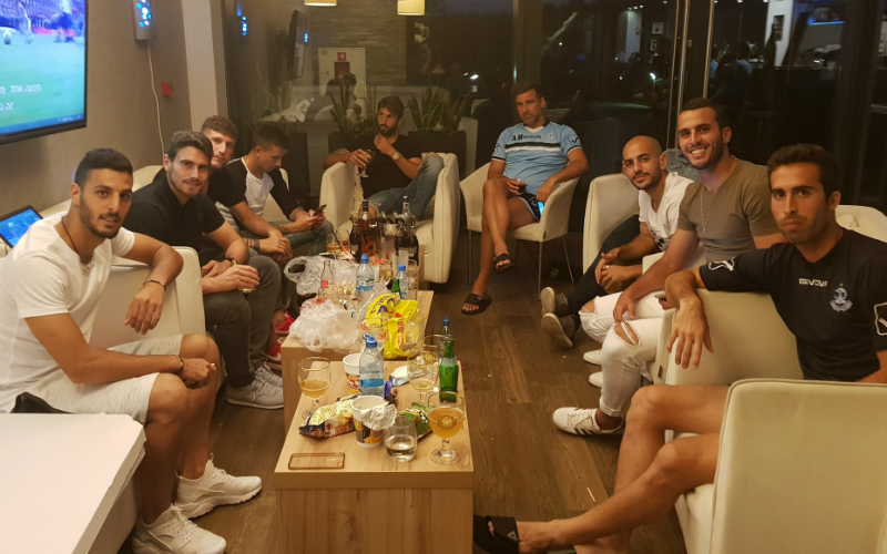 שחקני הפועל נרגעים במלון לאחר התקרית. צילום: הפועל פתח תקוה