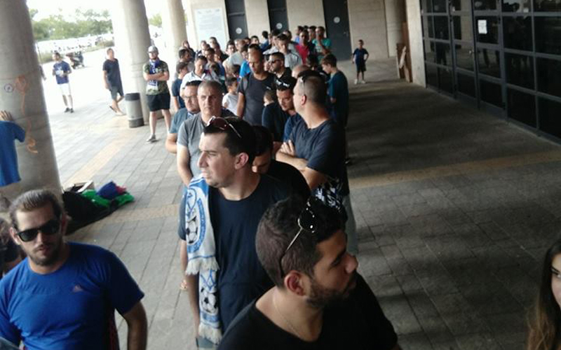 התור בכניסה לשער 5 מול מרמורק. צילום: מתן ציוני