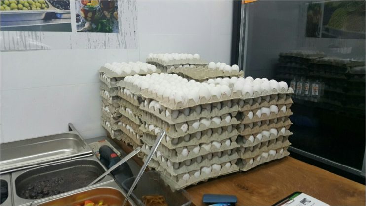 תפיסת ביצים מוברחות. צילום באדיבות העירייה