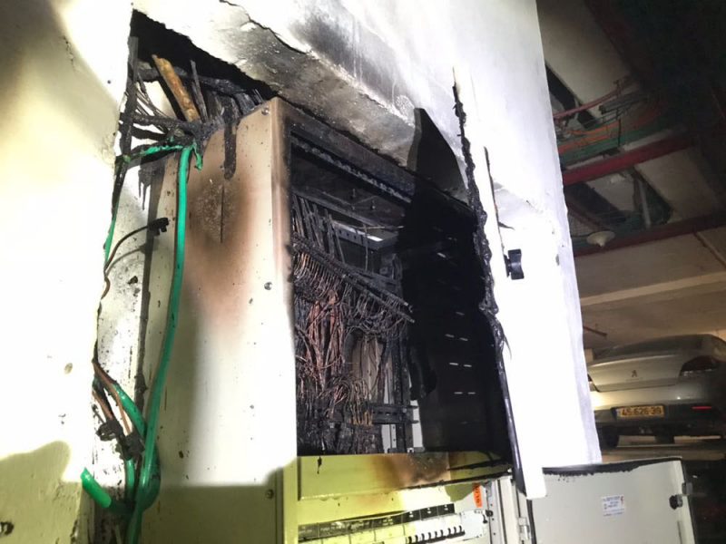 ארון החשמל השרוף בבניין. צילום באדיבות כיבוי אש