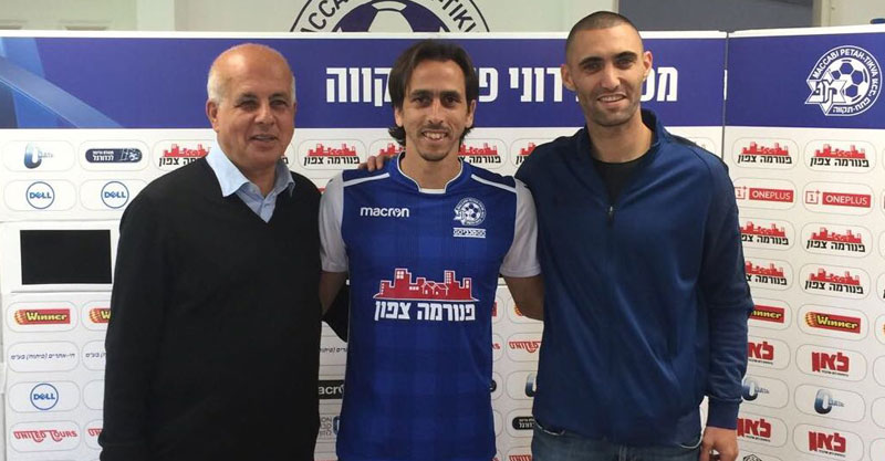 יוסי בניון עם עומר גולן ואבי לוזון. צילום באדיבות מכבי פתח תקוה