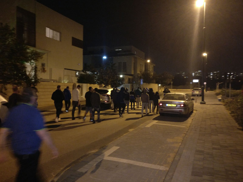 הפגנה אוהדי הפועל מחוץ לביתו של דורון גלנט