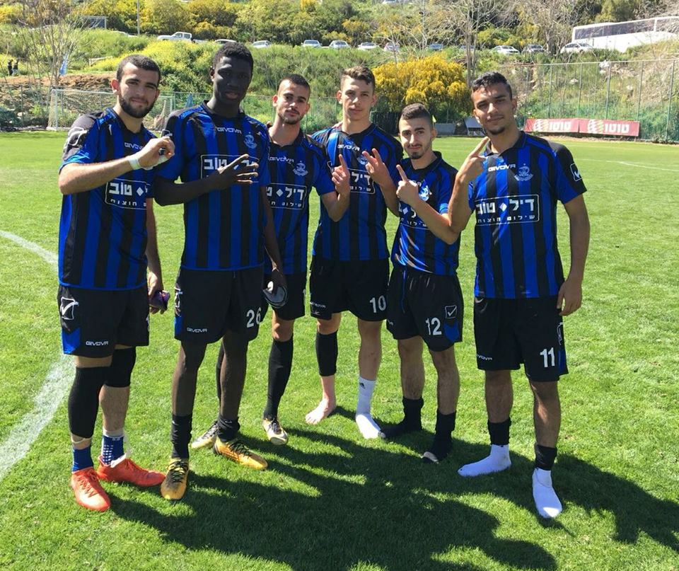 ניצחון גדול. שחקני הנוער של הפועל בבית וגן צילום אבי דולמן, החוג הכחול