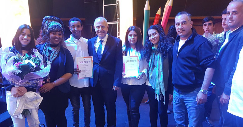 מימין נפתלי בטאט, יוסי מנחם, חגית בן חמו,קרולינה שקולניק, שמואל אבואב, ראובן טגניה, זהבית דאסו צילום אגף הנוער