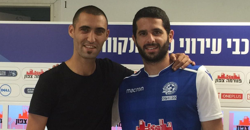 גל שיש עם עומר גולן לאחר החתימה. צילום באדיבות מכבי פתח תקוה