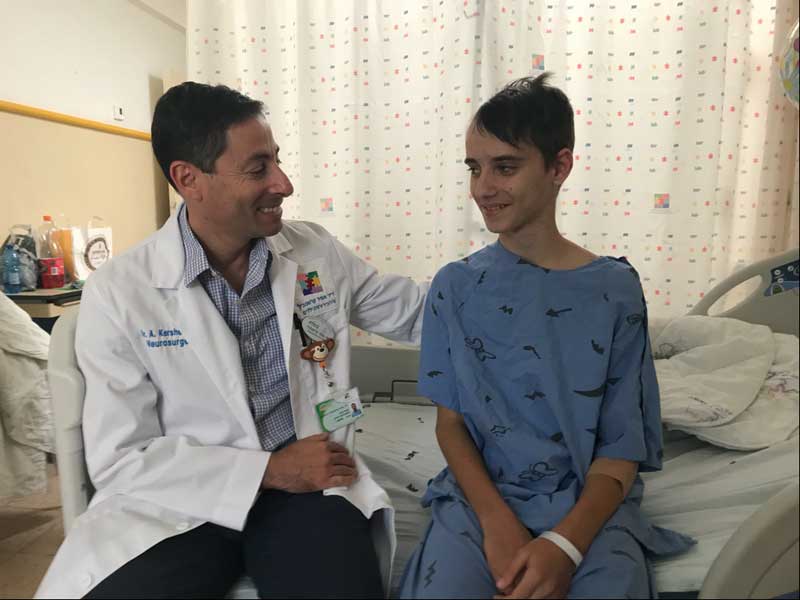 הנער מקסים עם ד"ר אמיר קרשנוביץ', מנהל היחידה לנוירוכירורגיה בשניידר. צילום דוברות שניידר