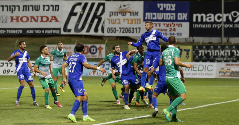 שחקני הפועל מול כפר סבא. צילום: עזרא לוי