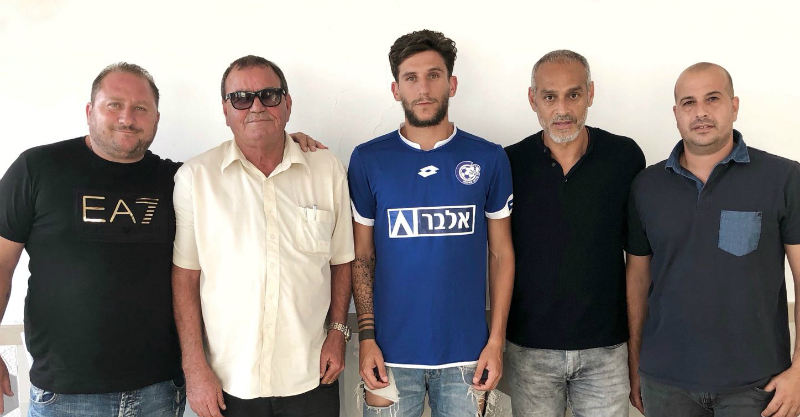 גל צרויה לאחר החתימה באשקלון. צילום באדיבות הפועל אשקלון