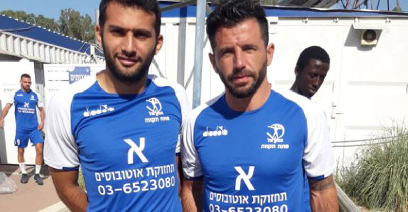 מור שקד (מימין) ודניאל שוורצבוים עם המדים החדשים