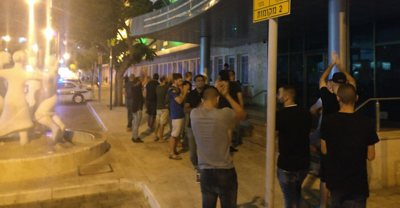 הפגנת אוהדי הפועל הערב בעירייה צילום לירון סובול