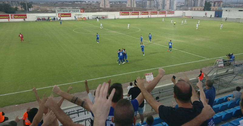 השחקנים חוגגים את השער הראשון מול בני לוד