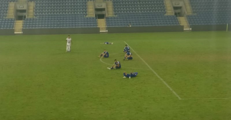 שחקני הפועל על הדשא בסיום המשחק