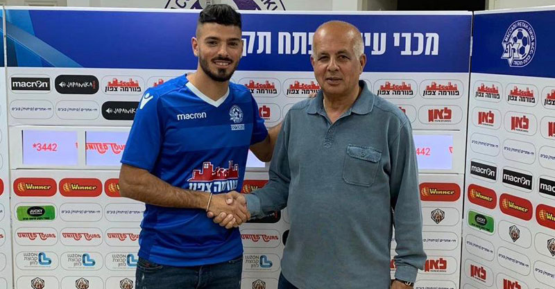 אופיר מזרחי עם אבי לוזון. צילום באדיבות מכבי פתח תקוה