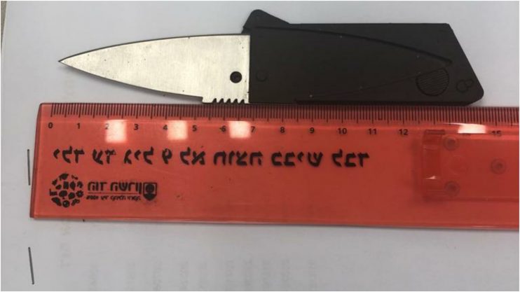 סכין שנמצא על חשודה בראש העין. צילום באדיבות המשטרה