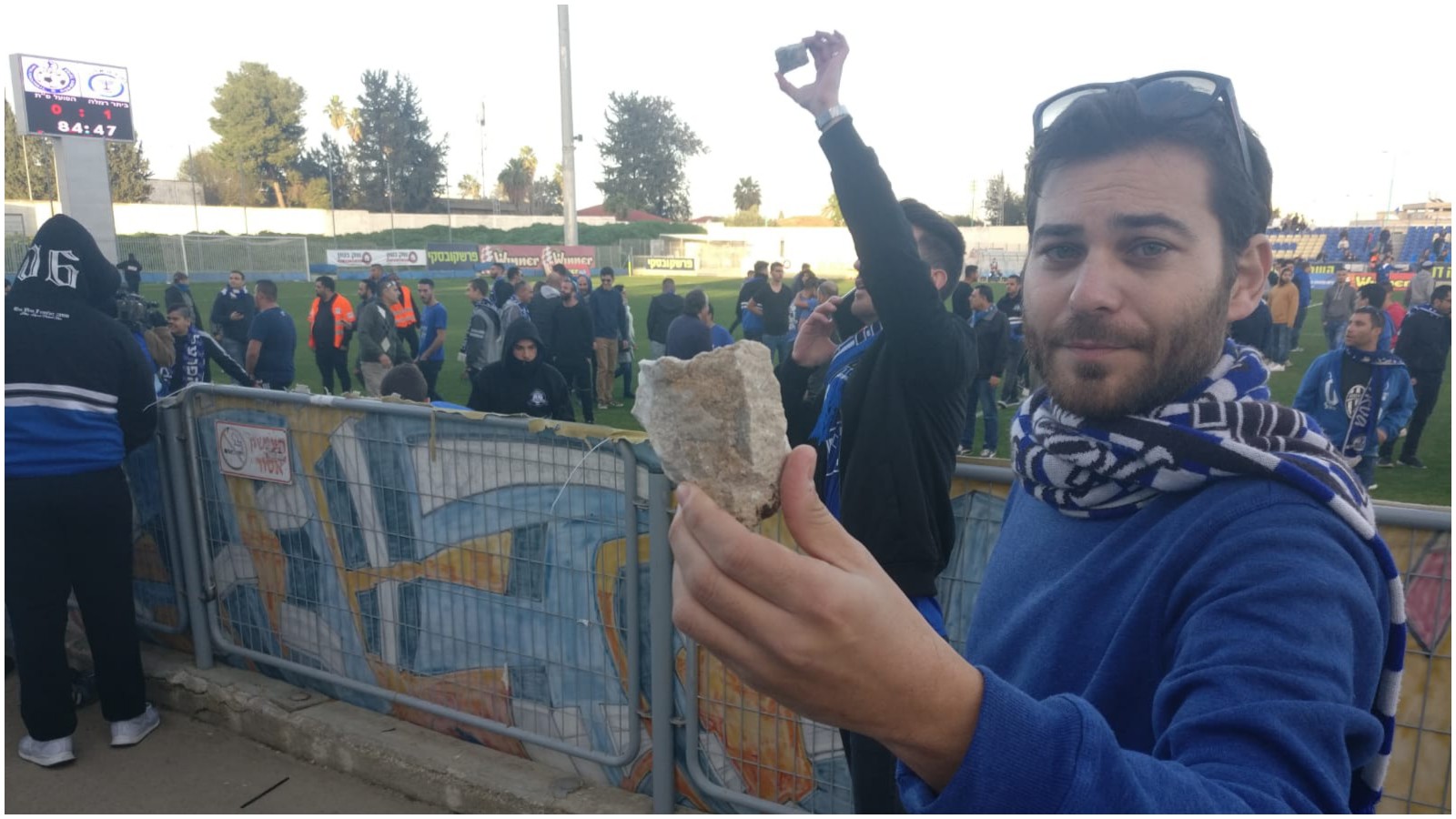 מתן ציוני עם אחת האבנים שהושלכו. צילום: לירון סובול