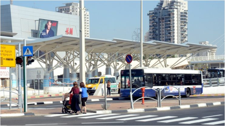 מסוף האוטובוסים ליד הקניון הגדול. צילום זאב שטרן