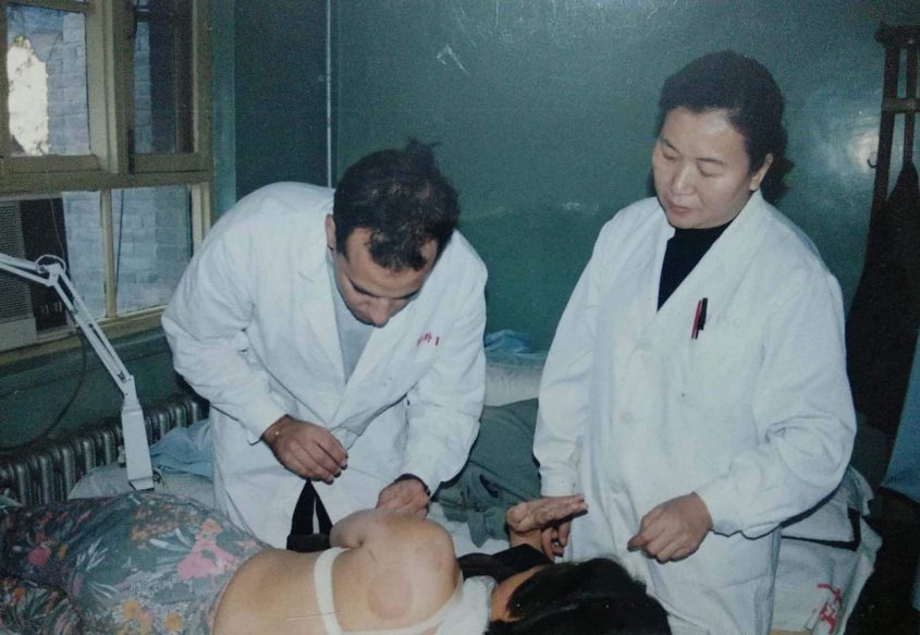 אלון בסטאז' בסין בשנת 1997.