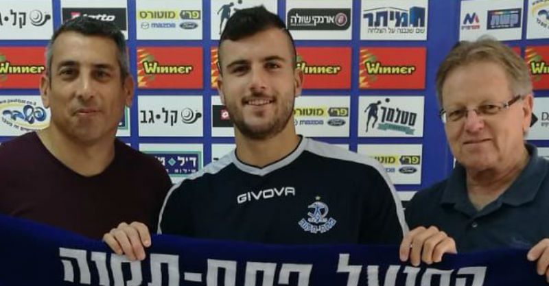 עמית מזרחי עם המנהל הספורטיבי ניב טל והסוכן מאיר ריפמן. צילום באדיבות הפועל פתח תקוה