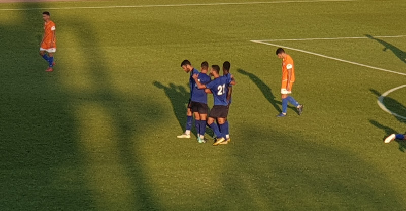 שחקני הפועל חוגגים את השער של יקיר נתן