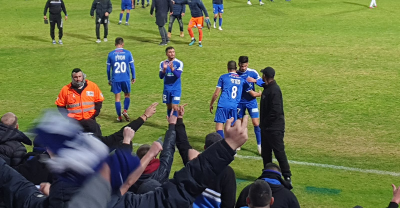 שחקני הפועל חוגגים את התיקו בסיום