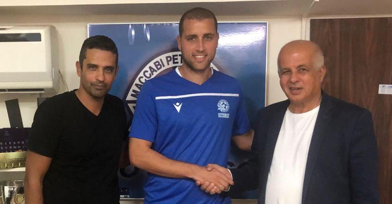 אושר אבו במעמד החתימה היום. צילום באדיבות מכבי פתח תקוה