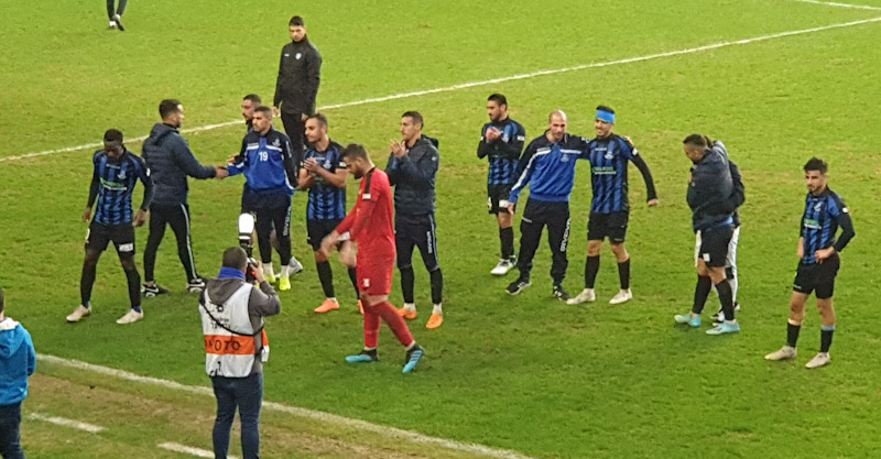 שחקני הפועל חוגגים בסיום