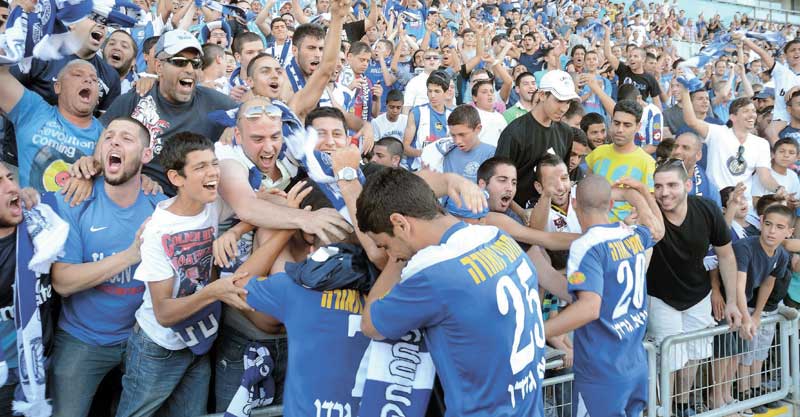 שחקני מכבי חוגגים עם האוהדים בדרבי ב- 2013. צילום: זאב שטרן