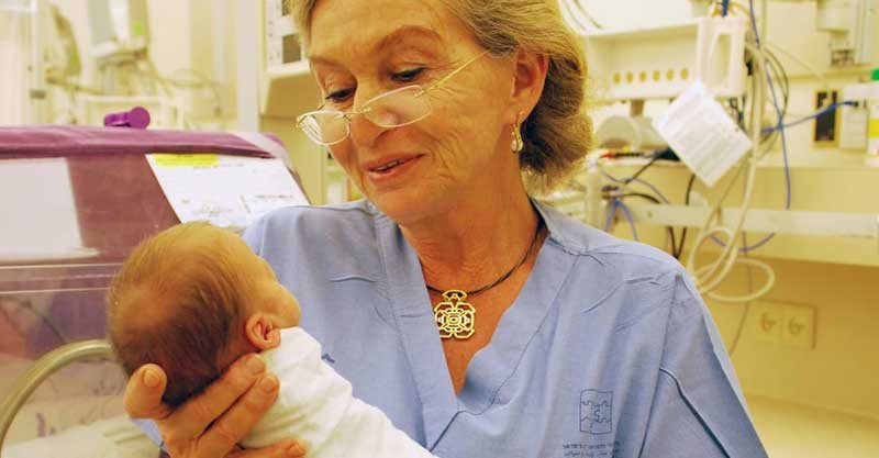 ד"ר אלנה דלוגי, מ"מ מנהל המערך הכירורגי בשניידר, עם התינוק הקטן