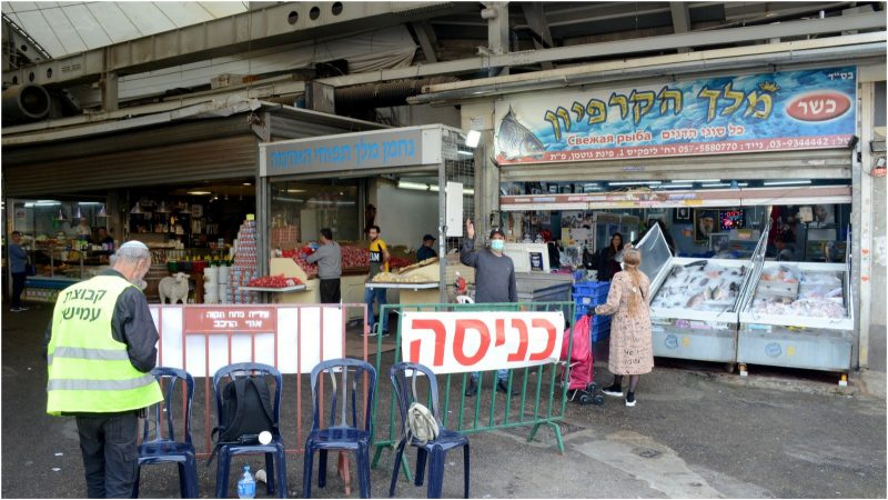מחסומים בשוק פתח תקוה. צילום זאב שטרן