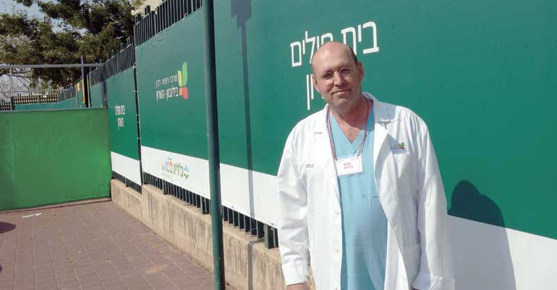 ד"ר דרור דיקר, בית החולים השרון מחלקת בידוד. צילום זאב שטרן