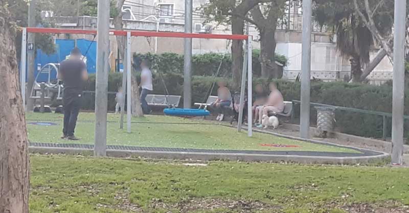 תושבים באחת הגינות בעיר בשבת צילום פרטי