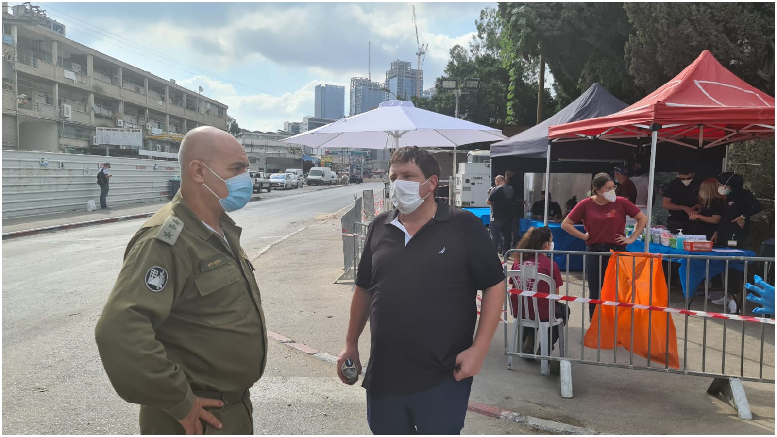 רמי גרינברג באיזור המתחם בקרית אריה בו התגלו חולי קורונה צילום דוברות העירייה