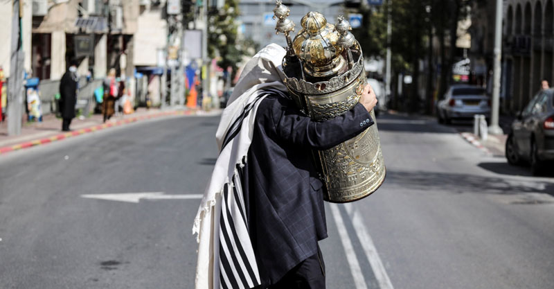 תפילה בימי קורונה. צילום אילוסטרציה עופר וקנין, למצולם אין קשר לכתבה