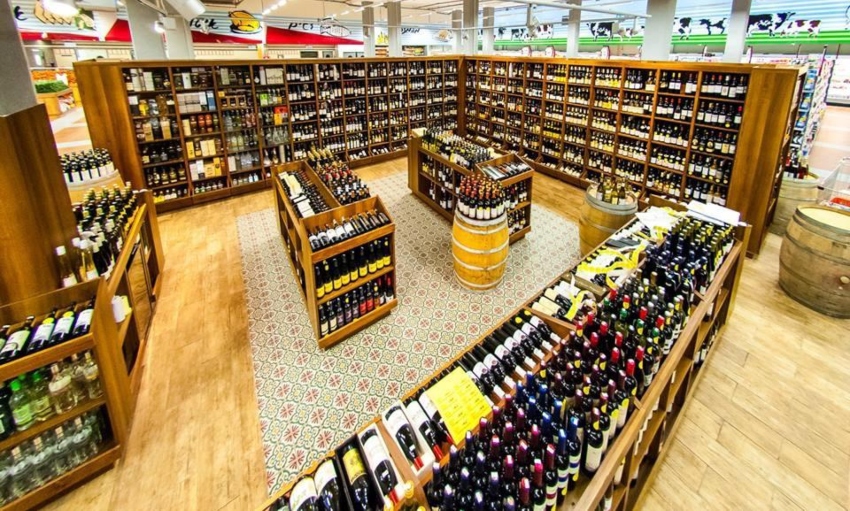 מחלקת יינות מקצועית, ענקית ומפוארת (צילום: יח"צ)