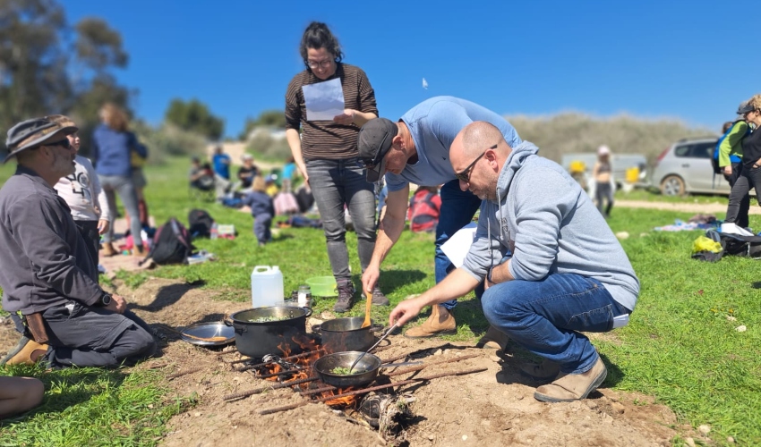 מבשלים על פי מתכונים (צילום: יאיר רן פלד)