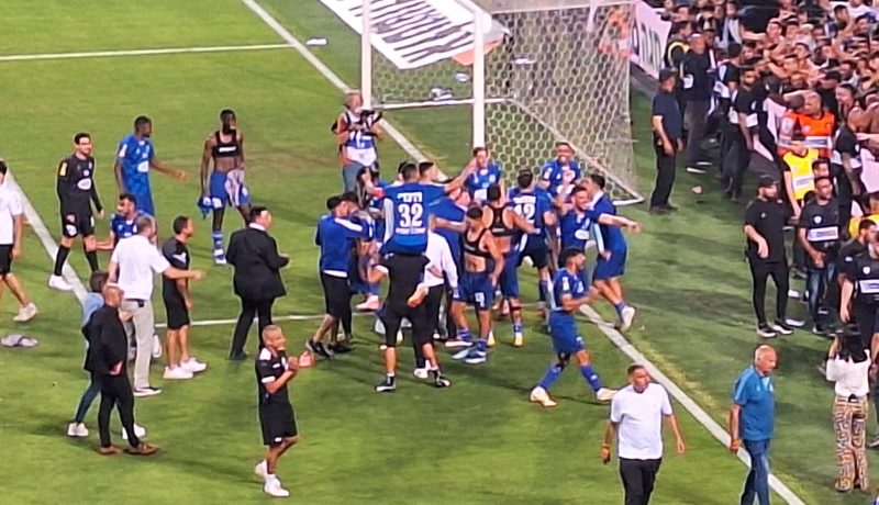 שחקני מכבי פתח תקווה חוגגים בגמר הגביע, צילום רועי פן