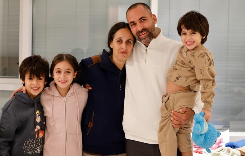 אביחי ברודץ עם משפחתו במרכז שניידר, צילום דוברות שניידר
