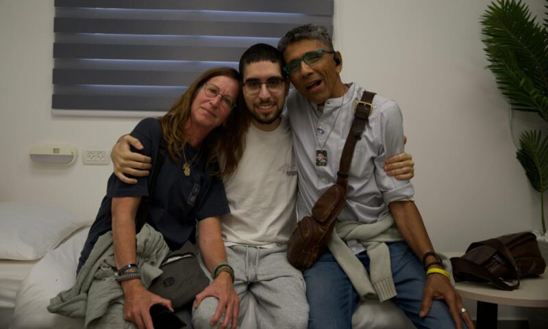 אביתר דוד הגיבור עם הוריו גליה ואבישי לאחר שחזר לארץ, צילום לעמ