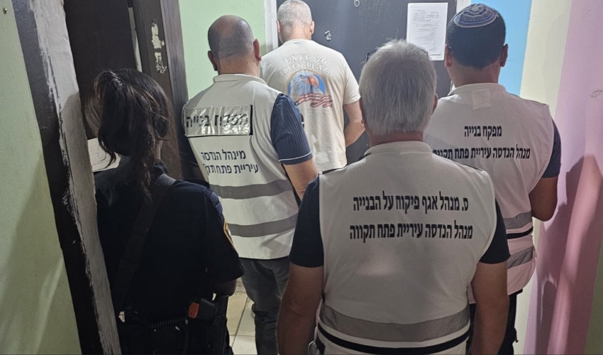 מפקחים של אגף הבנייה בביקורת, צילום דוברות עיריית פתח תקווה