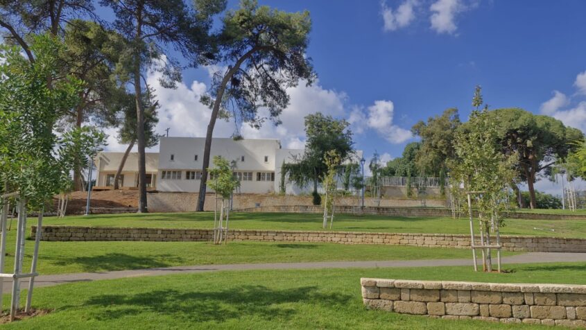 מרכז וולנס בחדר האוכל הישן של גבעת השלושה ברחוב ארלוזורוב בפתח תקווה, צילום נילי חן אבידן