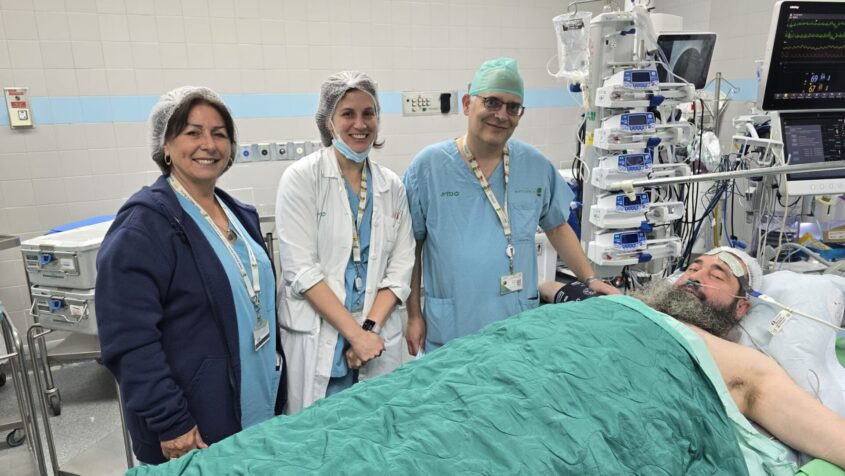 עמרם חזן, מושתל הריאות עם ד"ר דרור רוזנגרטן, ד"ר אסנת ליבנה-שטרייכמן, ומירי אבוחצירא. צילום דוברות בילינסון