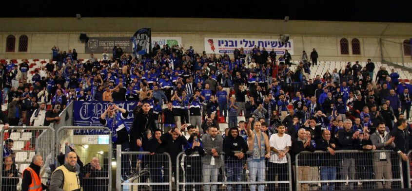 אוהדי הפועל במשחק מול סכנין, צילום סער כרמלי מועדון הפועל מבנה פתח תקווה