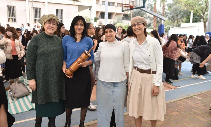 אולפנת אמית ישורון, הכנסת מגילת אסתר לזכר הדר חושן ז"ל, צילום רות ברוידא רשת אמית