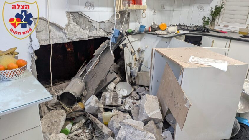 הרס בדירה בפתח תקווה מפגיעת טיל, צילום מד
