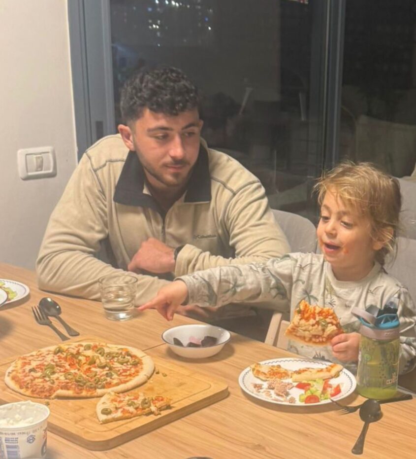 סמ"ר אורי גרינברג ז"ל עם אחיינו אדם. צילום: באדיבות המשפחה