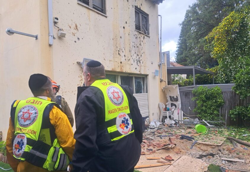 תיעוד מזירה בפתח תקווה שספגה רסיסים, צילום מד"א הצלה פתח תקווה