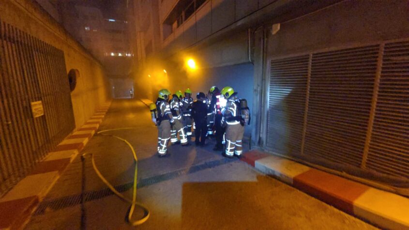 לוחמי האש בחניון בניין משרדים בפתח תקווה שנפגע מטיל ששוגר מאיראן, צילום כבאות והצלה
